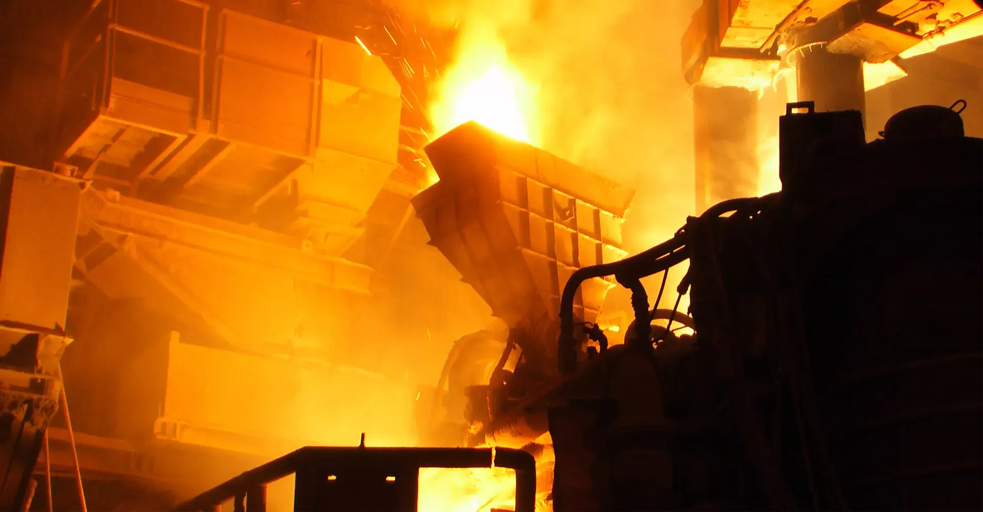 Proceso de fundición de acero en una planta de Grupo SAN